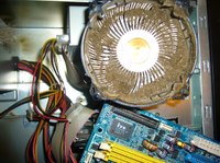 Un dissipateur thermique de pc de bureau bouché par la poussière